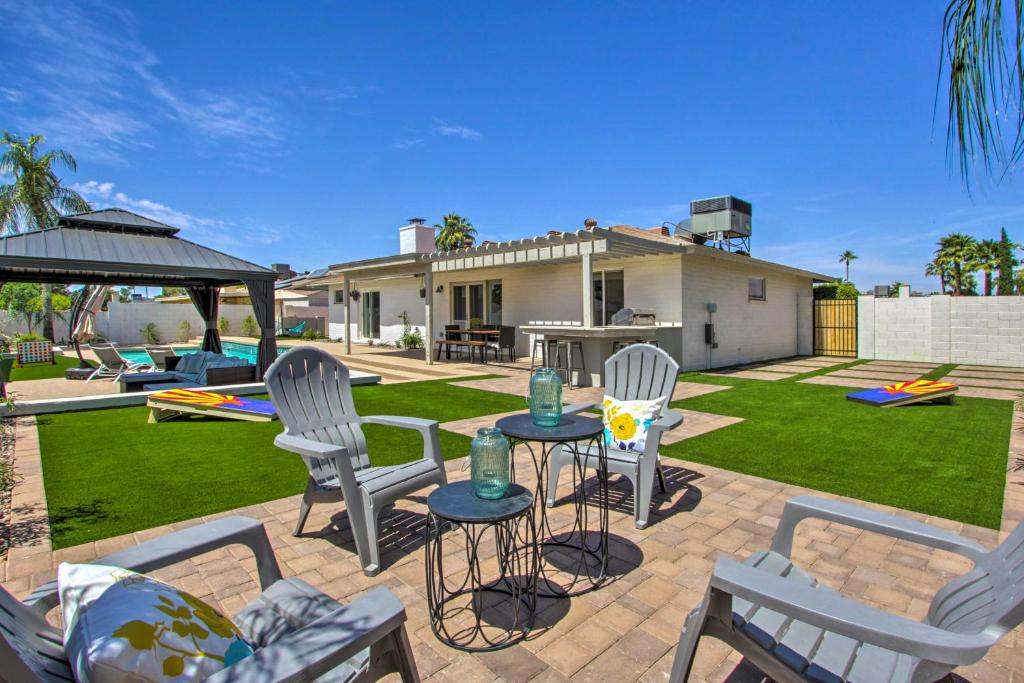 een patio met stoelen en een tafel in de tuin bij Pet-Friendly Scottsdale Oasis with Pool and BBQ! in Phoenix