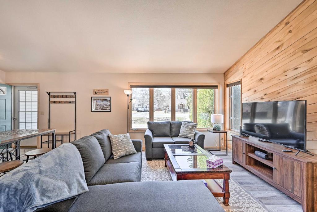 Μια τηλεόραση ή/και κέντρο ψυχαγωγίας στο Charming Buena Vista Home with Hot Tub and Deck!