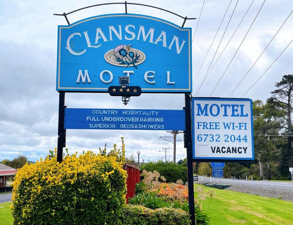 a sign for a motel on the side of a road at Clansman Motel in Glen Innes
