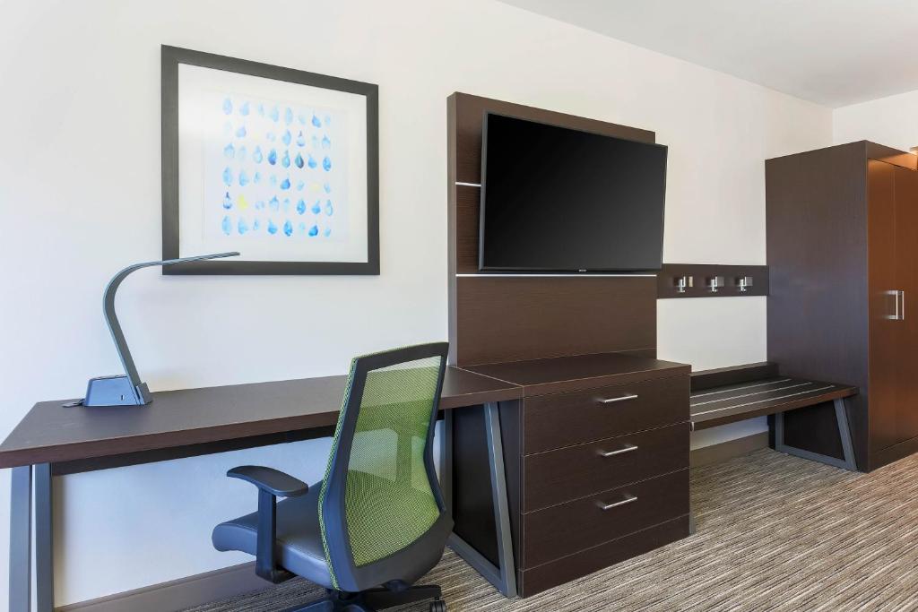 Holiday Inn Express & Suites Chicago O'Hare Airport by IHG photo