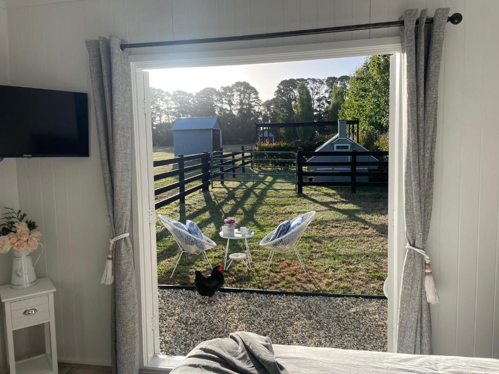 亞伯的住宿－Farm Stay HARMONY Cottage at Wilindi Estate，享有庭院景致的滑动玻璃门
