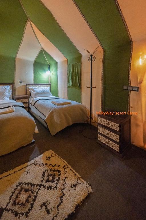 Postel nebo postele na pokoji v ubytování Milky Way Desert Camp