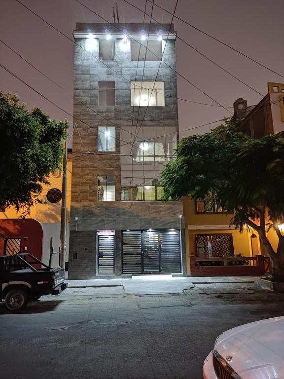 un edificio alto con luces encima en D´ Barrig en Trujillo