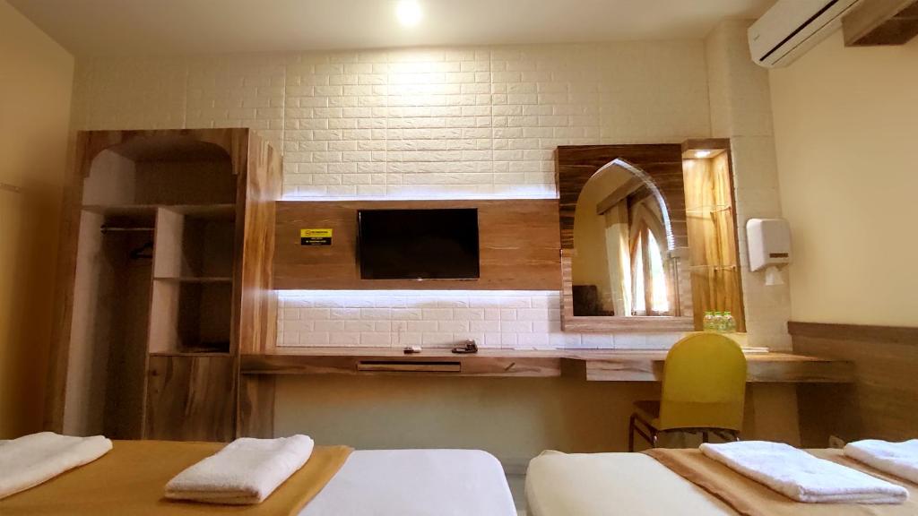 TV a/nebo společenská místnost v ubytování Hotel Syariah Larismanis