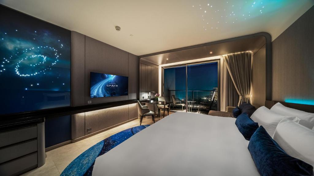 
Space Deluxe King Room
