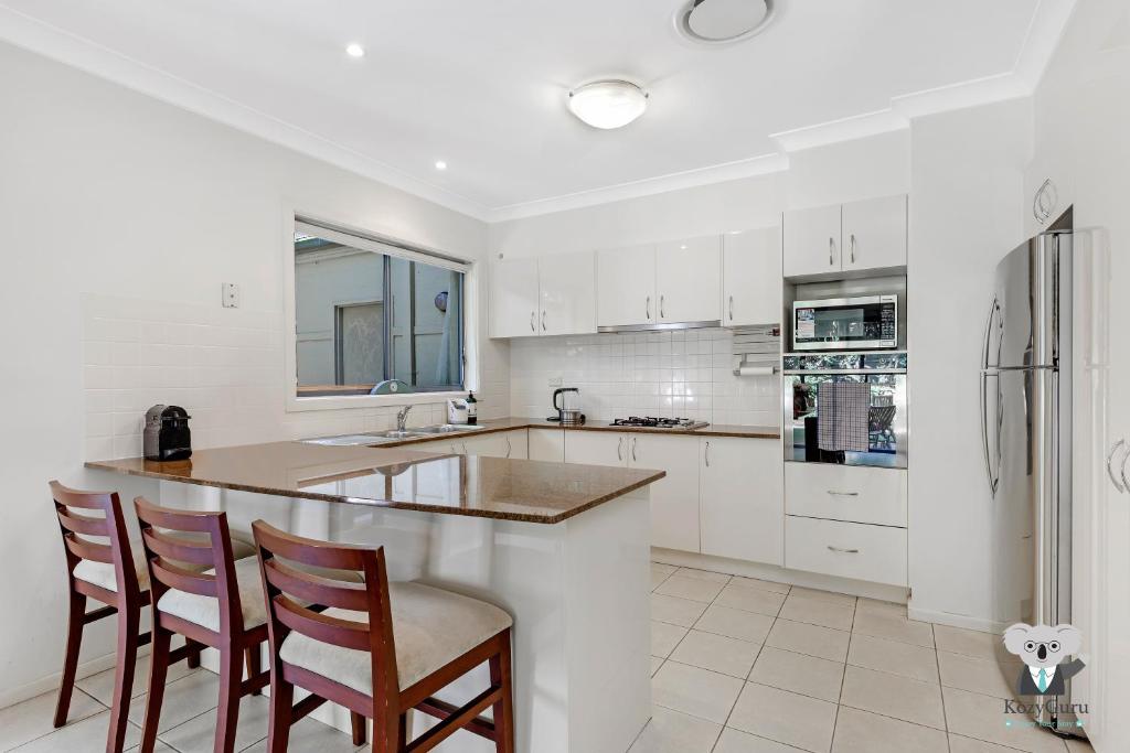 KOZYGURU Westleigh Spacious Home with 4 Beds NWE039 - Maison De Quatre Chambres