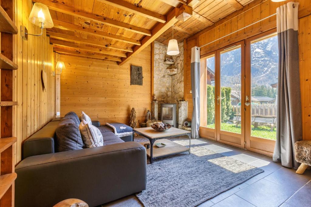 uma sala de estar com um sofá e uma mesa em Maisonnette Argentée - Happy Rentals em Chamonix-Mont-Blanc