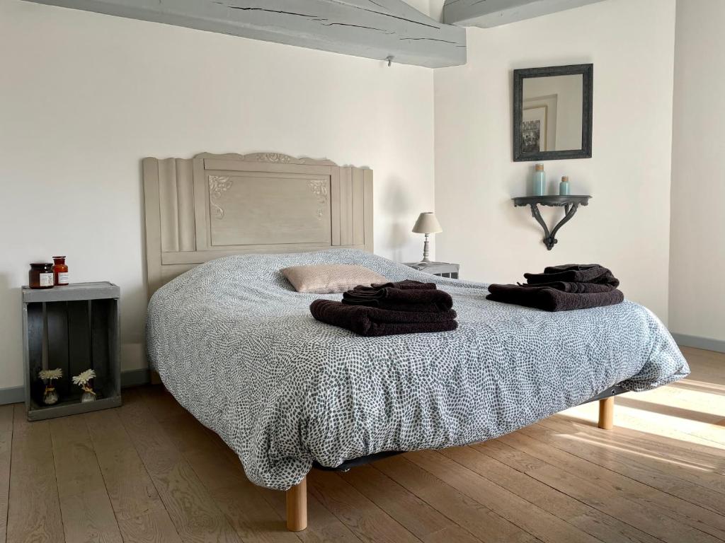 A bed or beds in a room at Chez la fille de l éclusier