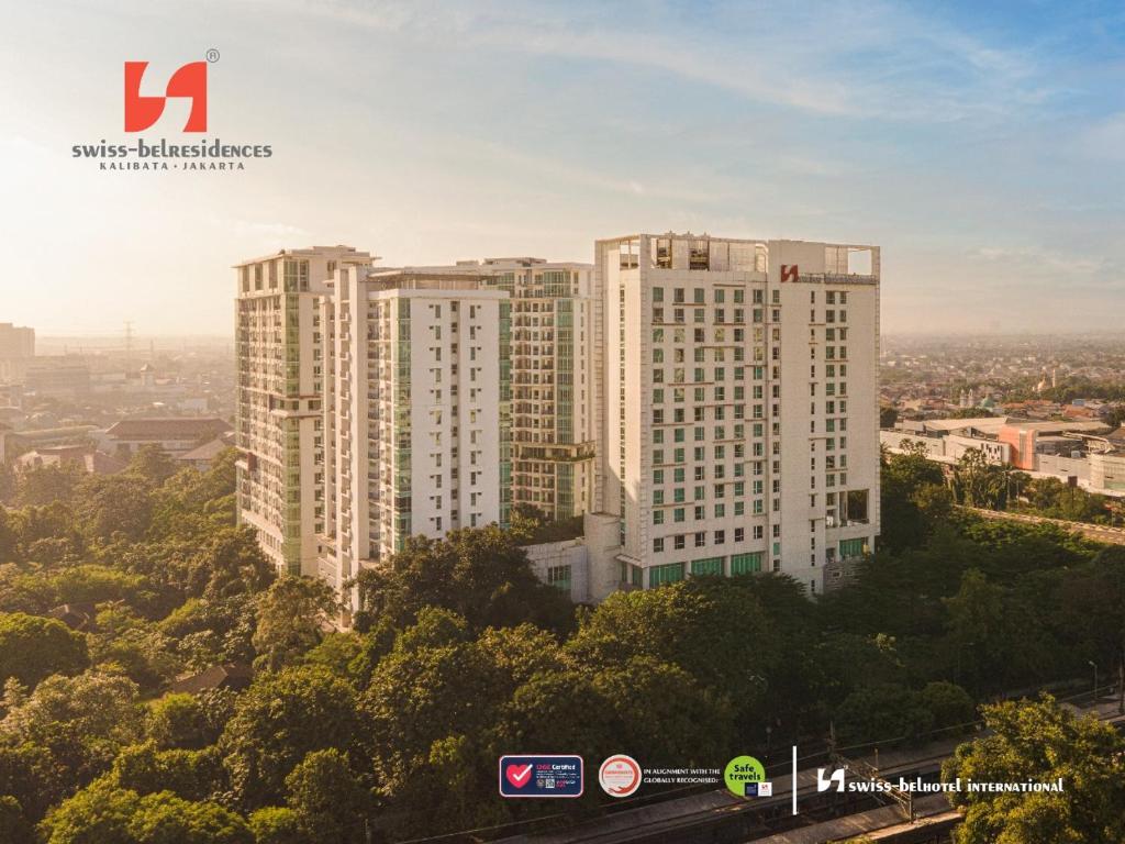 een groep hoge witte gebouwen in een stad bij Swiss-Belresidences Kalibata in Jakarta