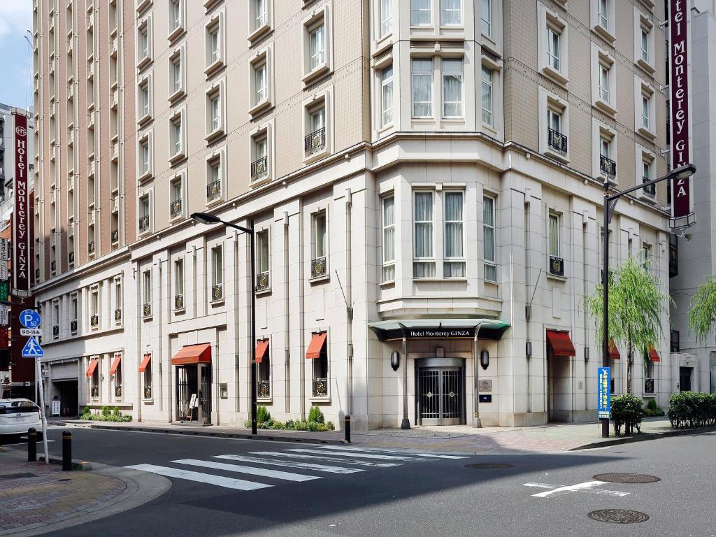 ein großes weißes Gebäude in einer Stadtstraße in der Unterkunft Hotel Monterey Ginza in Tokio