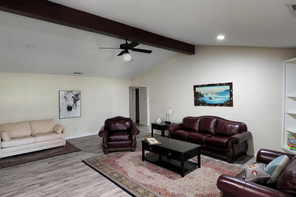 Modern 10 Acre Horse Ranch-Walk to Lake Ray Robert - Casa De Cuatro Dormitorios