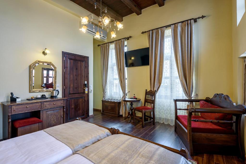 TV a/nebo společenská místnost v ubytování Porto Del Colombo Traditional Boutique Hotel