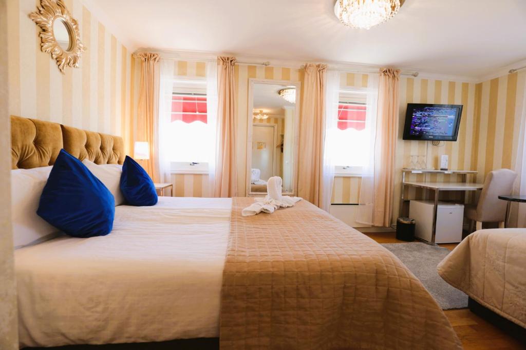 Un pat sau paturi într-o cameră la Vänerport Lakefront Hotell