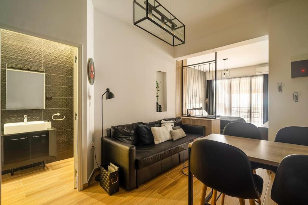 een woonkamer met een bank en een tafel bij Super Stylish Apartments in the Heart of Athens! in Athene