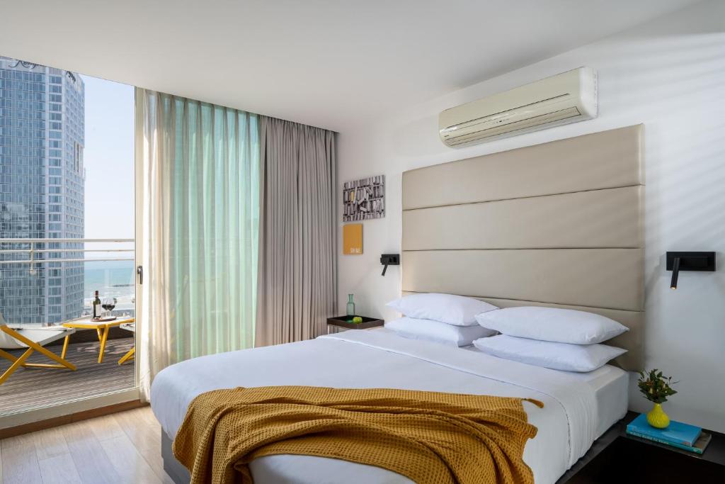 Postel nebo postele na pokoji v ubytování BY14 TLV Hotel