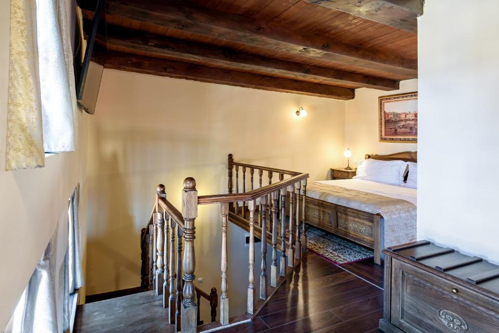 Postel nebo postele na pokoji v ubytování Porto Del Colombo Traditional Boutique Hotel