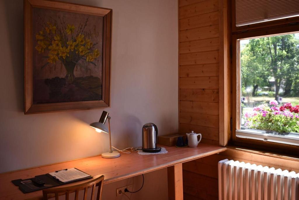Příslušenství pro přípravu čaje a kávy v ubytování Hotel Kapelle Bed & Breakfast