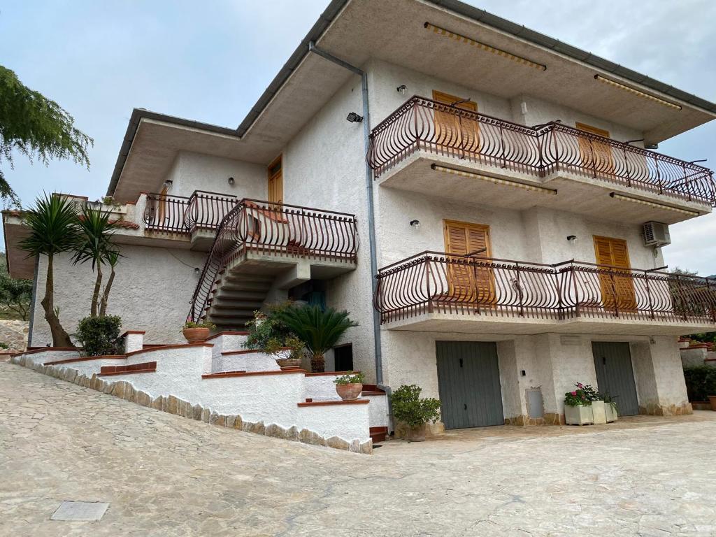 un bâtiment avec des escaliers et des balcons. dans l'établissement A CASA MIA, à Sperlonga