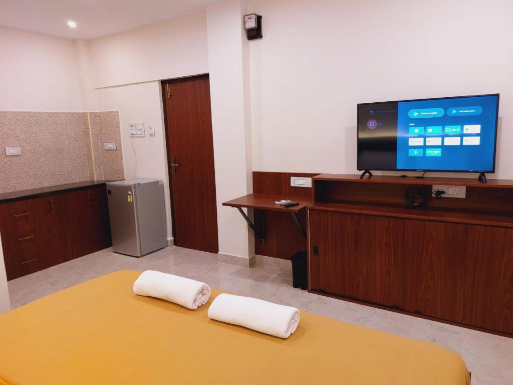 TV a/nebo společenská místnost v ubytování Chippy Residency