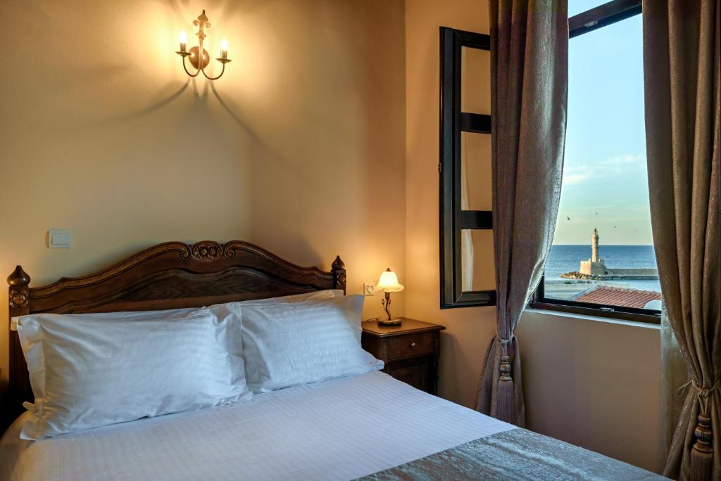 Postel nebo postele na pokoji v ubytování Porto Del Colombo Traditional Boutique Hotel