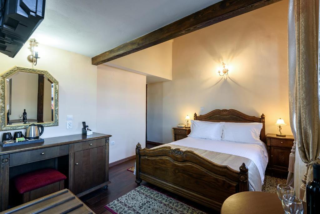 Postel nebo postele na pokoji v ubytování Porto Del Colombo Traditional Boutique Hotel