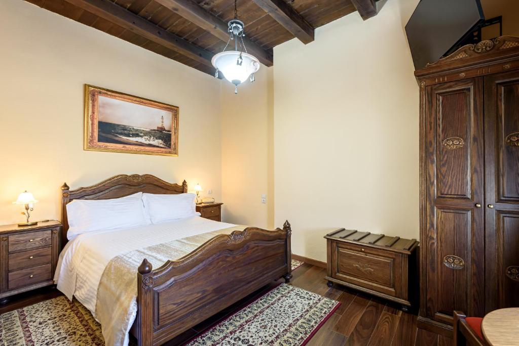Postel nebo postele na pokoji v ubytování Porto Del Colombo Traditional Boutique Hotel