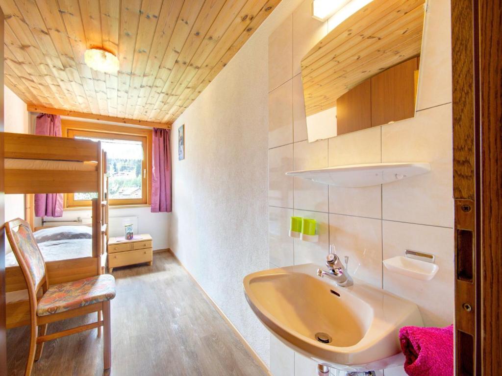 Kúpeľňa v ubytovaní Scenic Apartment in Tirol with Garden