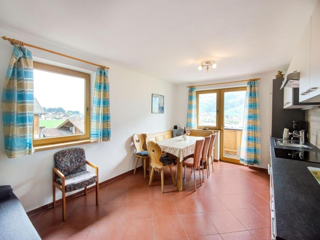 Televízia a/alebo spoločenská miestnosť v ubytovaní Scenic Apartment in Tirol with Garden