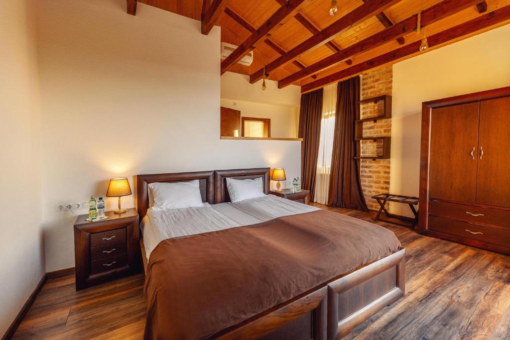 Postel nebo postele na pokoji v ubytování Schuchmann Wines Château,Villas & SPA