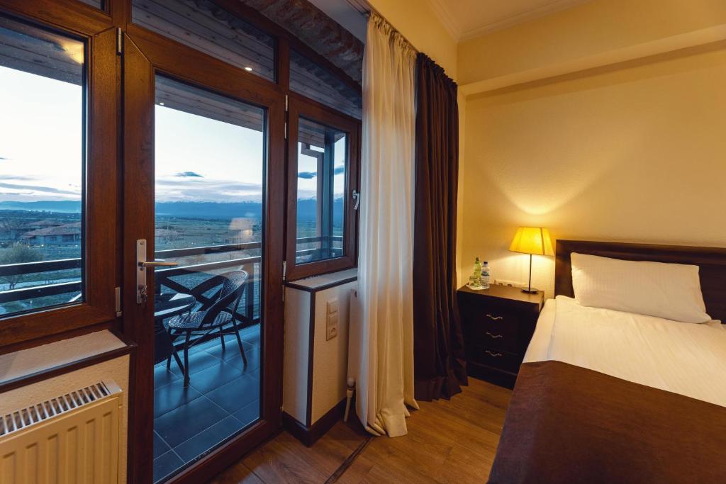 Postel nebo postele na pokoji v ubytování Schuchmann Wines Château,Villas & SPA