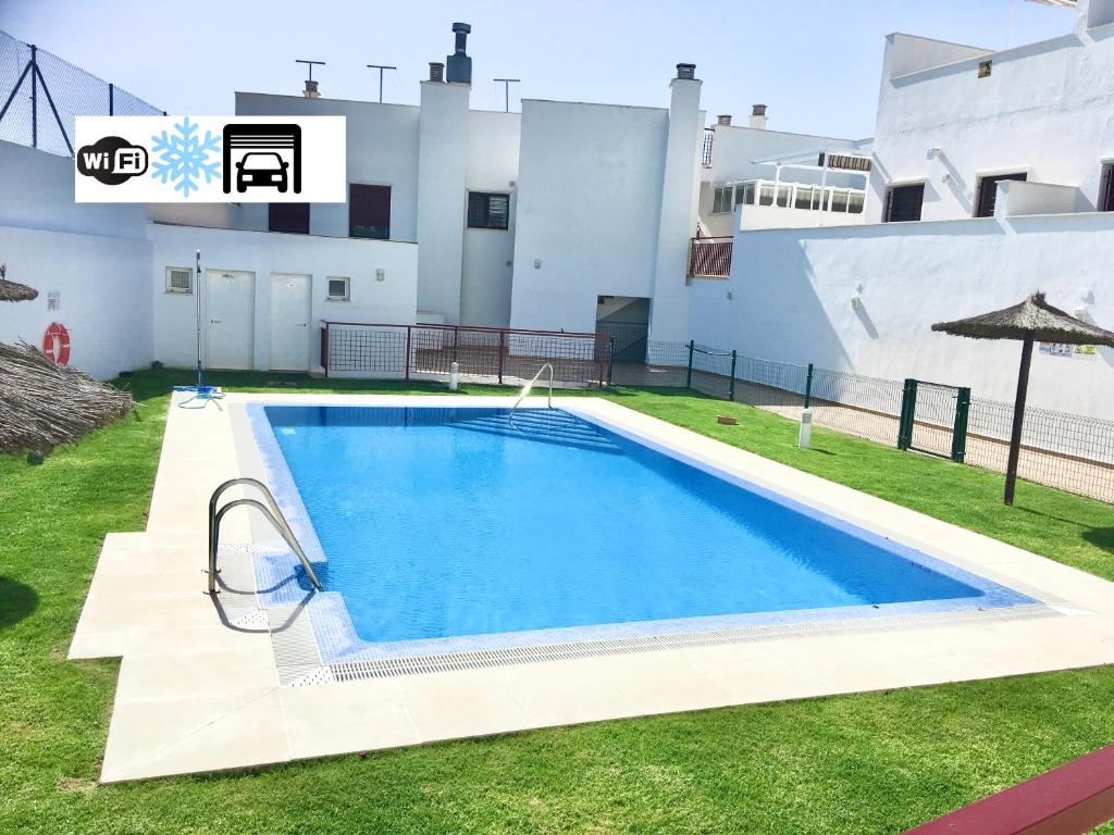 Ático Conil Playa con piscina, garaje, 2 terrazas-BBQ, Aire Ac y WIFI -SOLO FAMILIAS Y PAREJAS- في كونيل دي لا فرونتيرا: مسبح في ساحة منزل