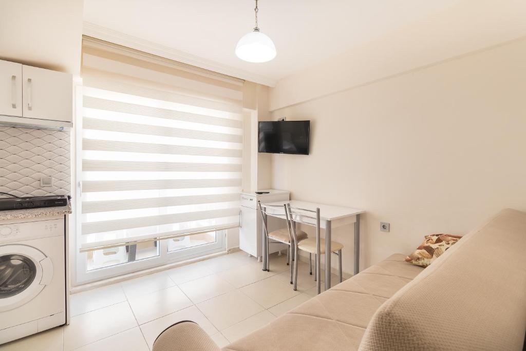 una sala de estar con un sofá y una mesa en Apartments Near to City Center and Beach, en Marmaris
