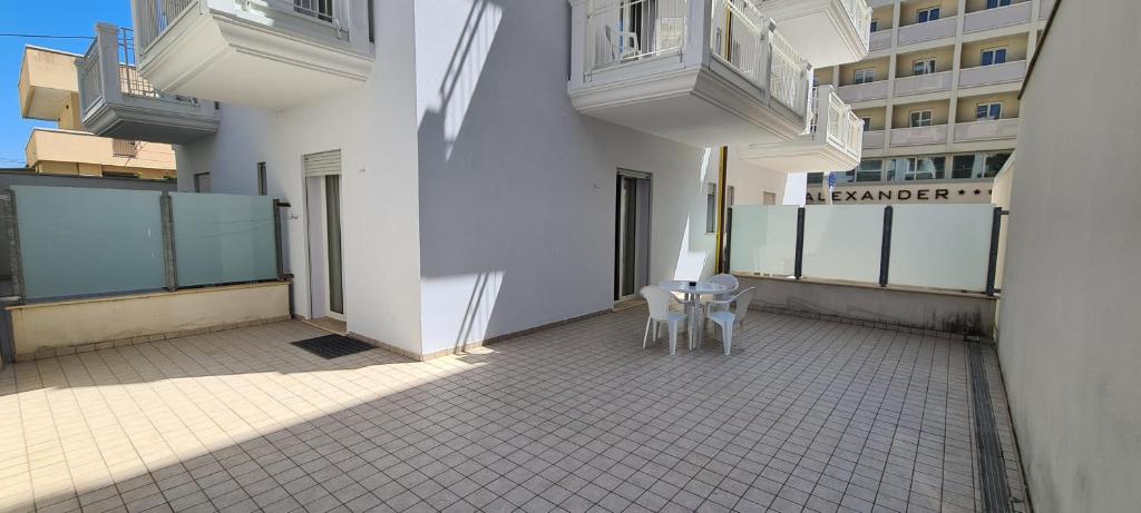 A balcony or terrace at Rubino Apartments a 100metri dal mare