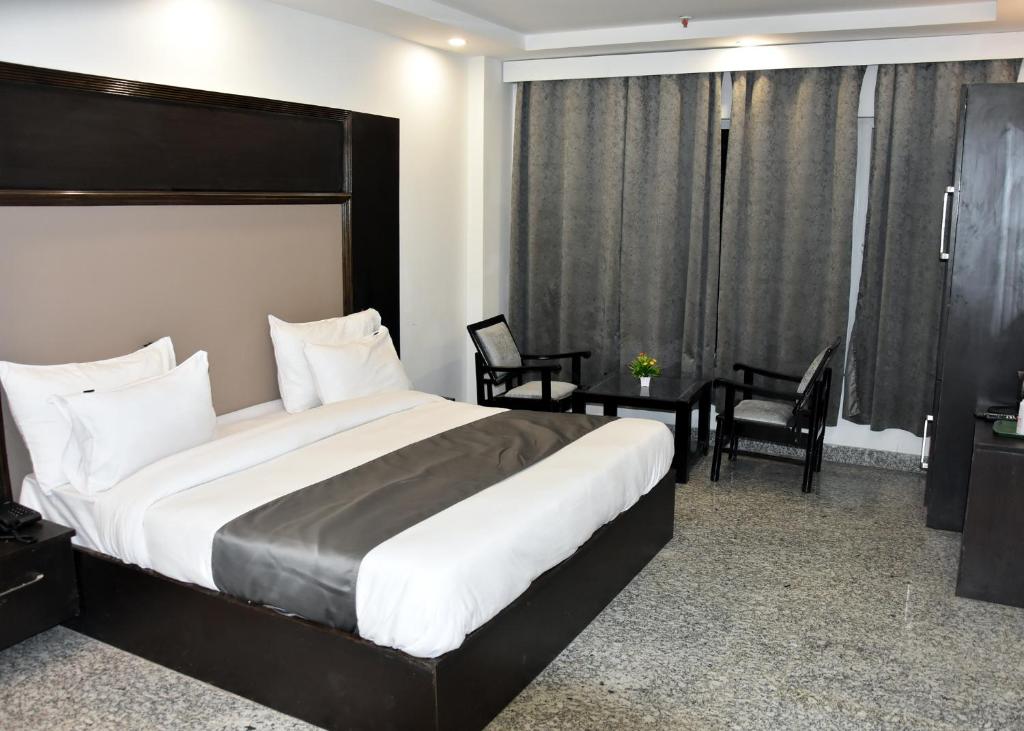 Postel nebo postele na pokoji v ubytování Hotel Anand Empire Near New Delhi Railway Station