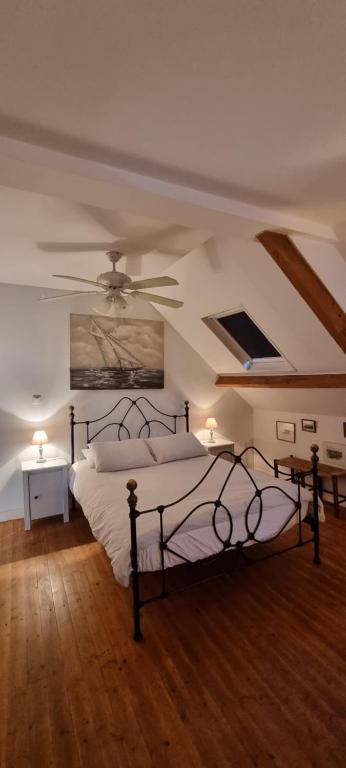 ロズ・シュル・クエノンにあるChambres d'Hôtes Ferme de la Baieのベッドルーム1室(ベッド1台、シーリングファン付)