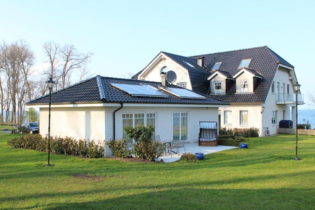 una casa con paneles solares encima en Ferienhaus am Meer Katharinenhof, en Katharinenhof