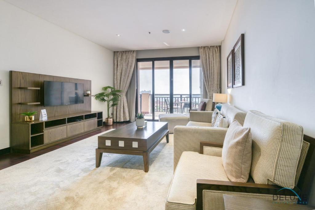 Posezení v ubytování Relaxing 1BR at Royal Amwaj Residences North Palm Jumeirah by Deluxe Holiday Homes
