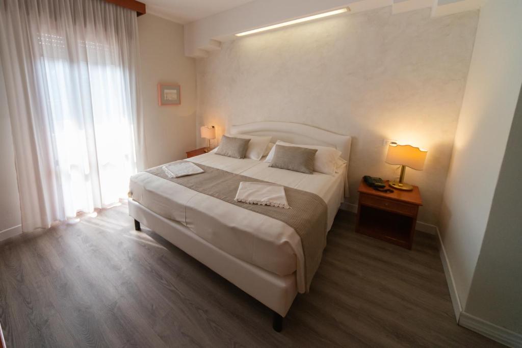 Postel nebo postele na pokoji v ubytování Hotel Negresco