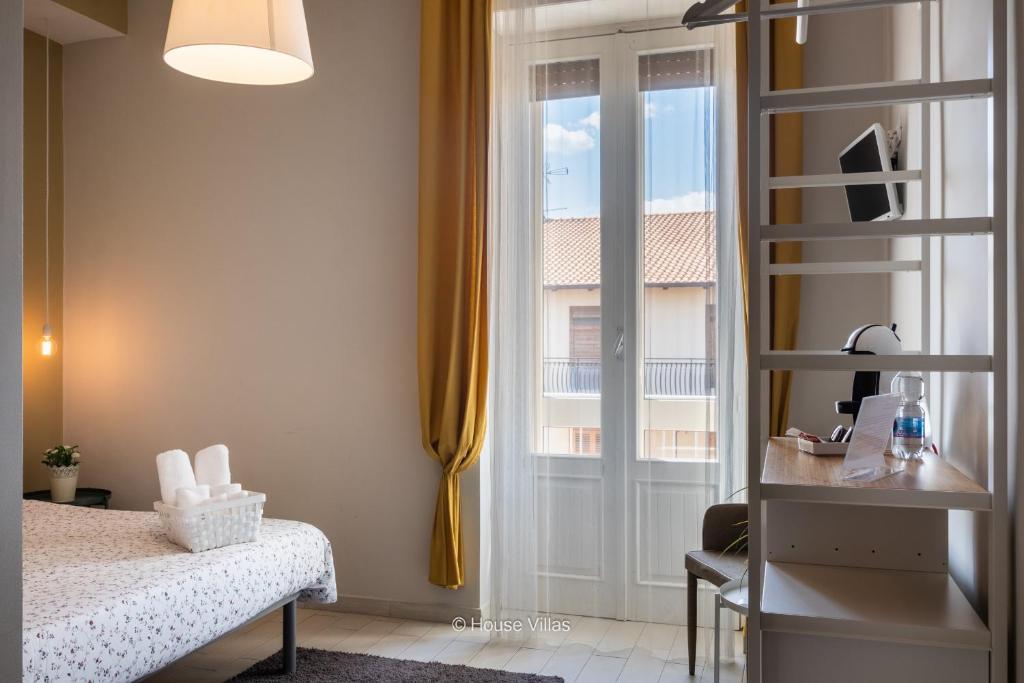 ノートにあるHouse&Villas - Napoli 49 - Mannarazzeのベッドルーム1室(ベッド1台、大きな窓付)