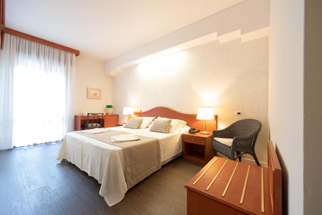 Postel nebo postele na pokoji v ubytování Hotel Negresco
