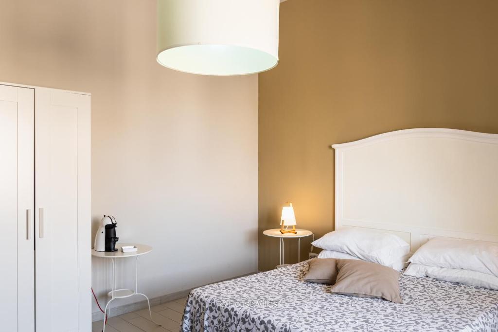 Postel nebo postele na pokoji v ubytování Il 49 Rooms Noto