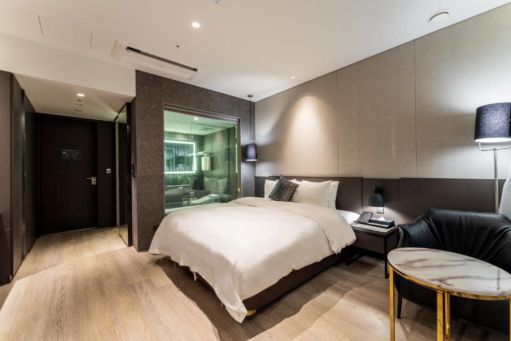 Postel nebo postele na pokoji v ubytování Hotel SoulHada