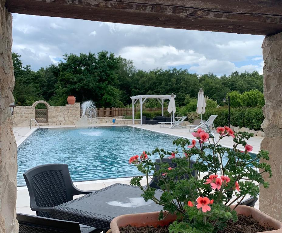 Bazén v ubytování Agriturismo La Dimora dei Cavalieri nebo v jeho okolí
