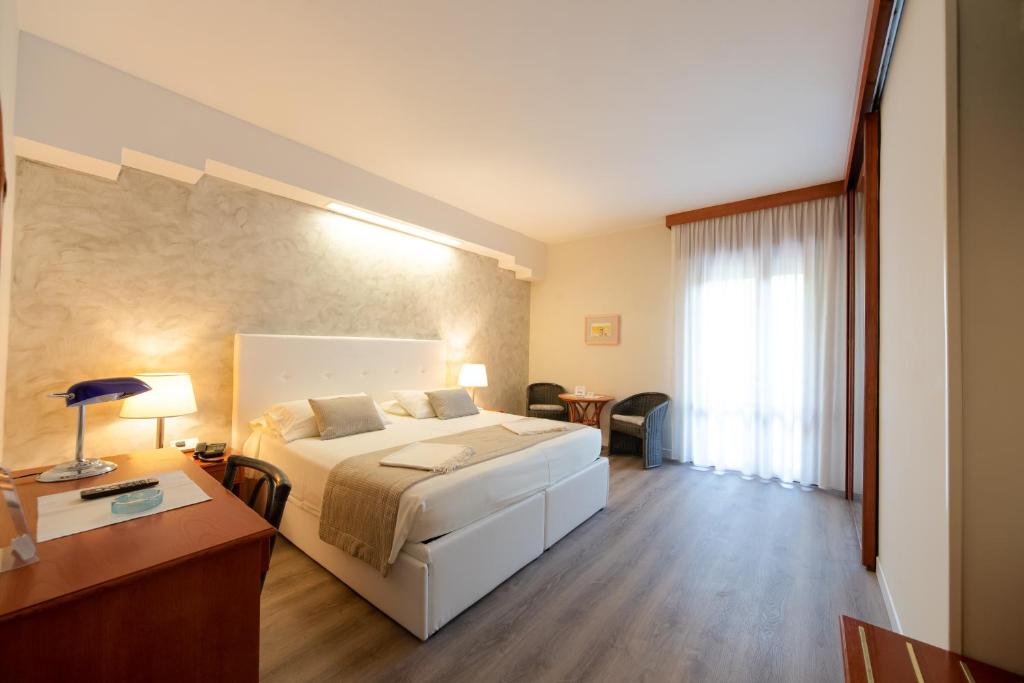 Postel nebo postele na pokoji v ubytování Hotel Negresco