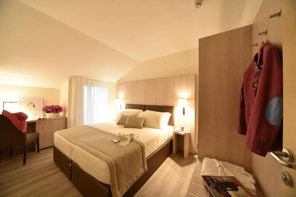 Postel nebo postele na pokoji v ubytování Hotel Negresco