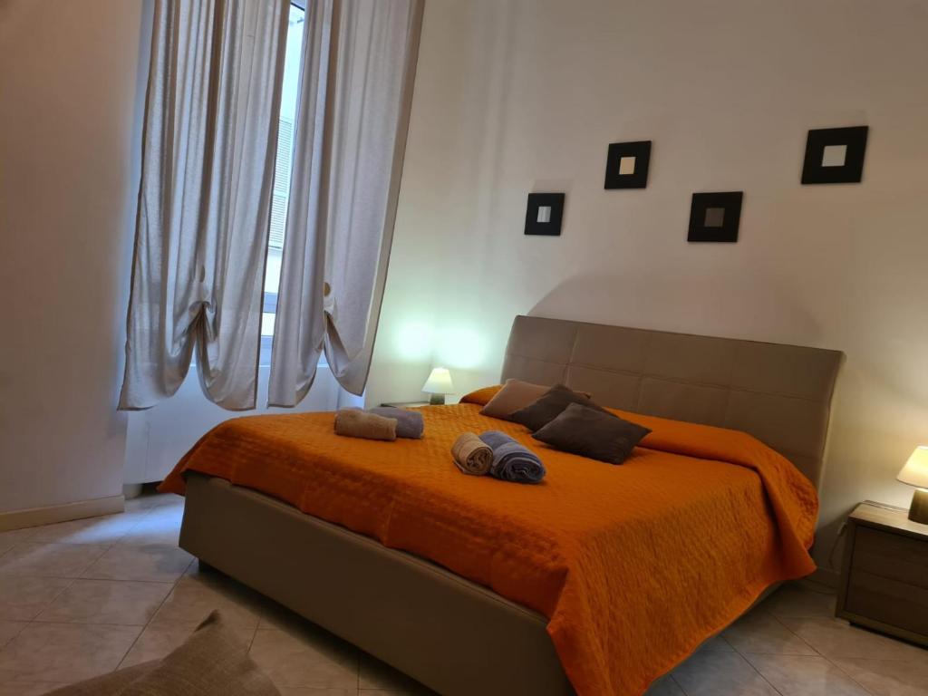 una camera con un letto e una coperta arancione di Case Del Festival a Sanremo