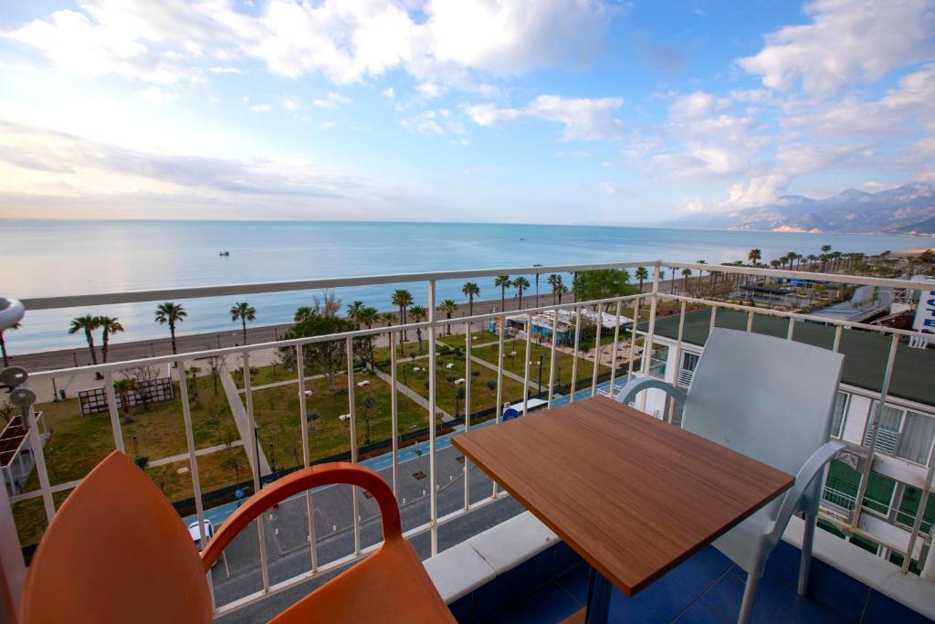 安塔利亞的住宿－水晶海濱酒店，阳台配有桌子,享有海景。