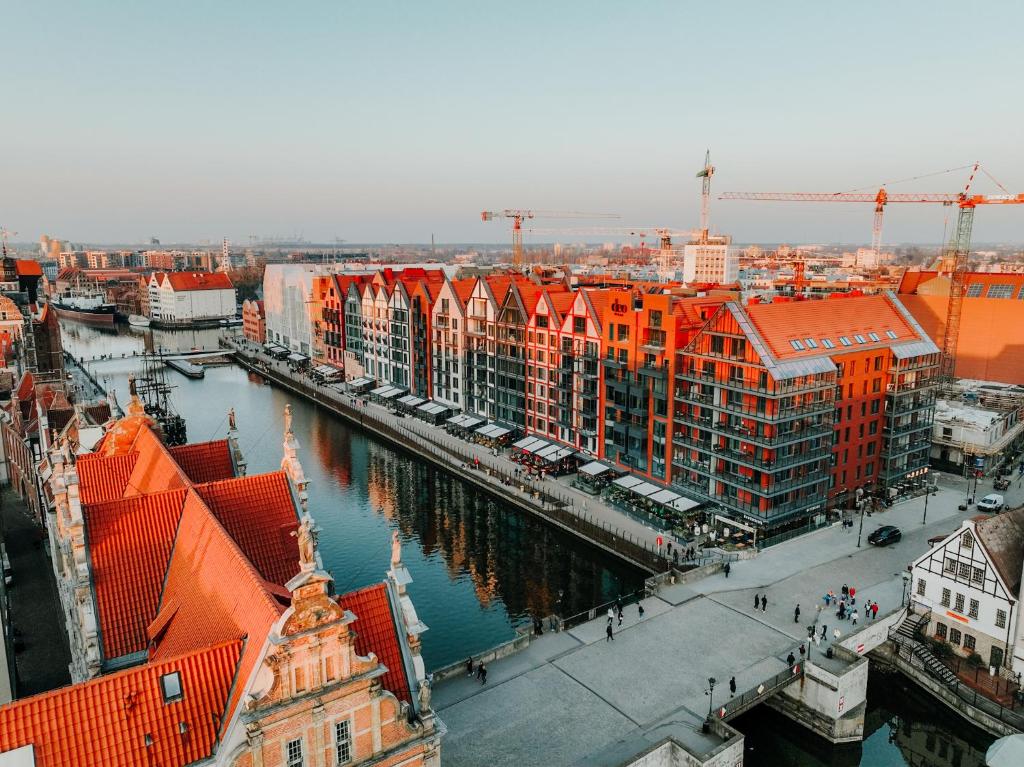 una vista aérea de una ciudad con edificios y un río en Apartamenty DEO Plaza VIP by Rent like home en Gdansk