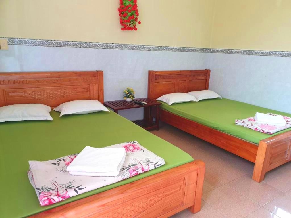 dos camas sentadas una al lado de la otra en una habitación en Thuy Hang Motel en Long Hai
