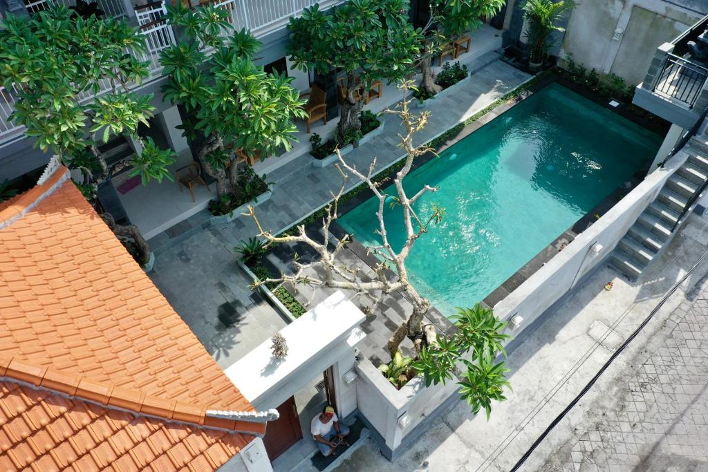 an overhead view of a swimming pool in a building at Sandat Living in Canggu